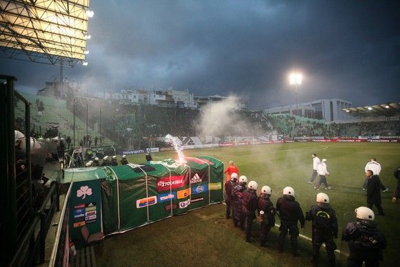 "Apocalipsa fotbal". Imagini incredibile de la Panathinaikos - Olympiakos. Sute de fani in teren cu torte si fumigene. FOTO_8