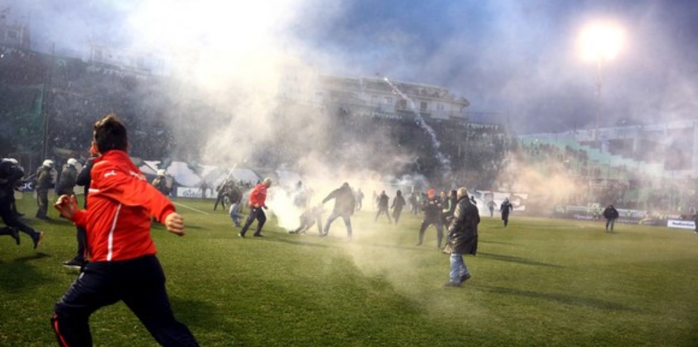 "Apocalipsa fotbal". Imagini incredibile de la Panathinaikos - Olympiakos. Sute de fani in teren cu torte si fumigene. FOTO_10