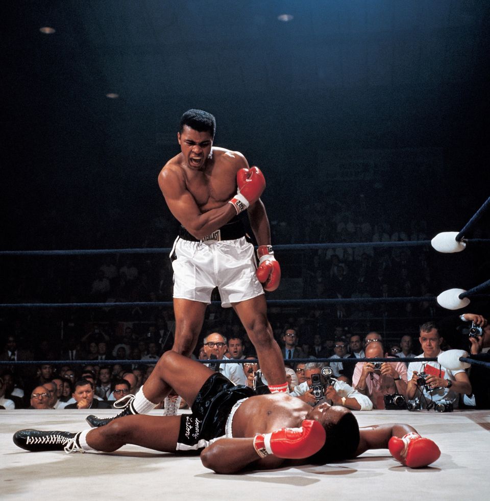 Manusile cu care Muhammad Ali a dat unul dintre cele mai tari KO-uri din istorie, vandute pentru o suma fabuloasa! Cati bani a dat un milionar pe ele_1