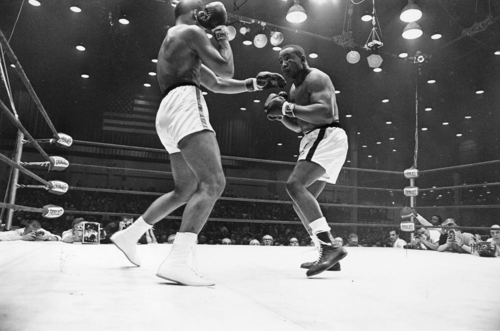 Manusile cu care Muhammad Ali a dat unul dintre cele mai tari KO-uri din istorie, vandute pentru o suma fabuloasa! Cati bani a dat un milionar pe ele_4