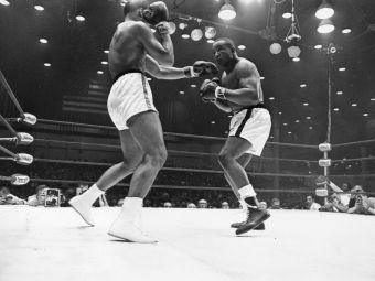 
	Manusile cu care Muhammad Ali a dat unul dintre cele mai tari KO-uri din istorie, vandute pentru o suma fabuloasa! Cati bani a dat un milionar pe ele
