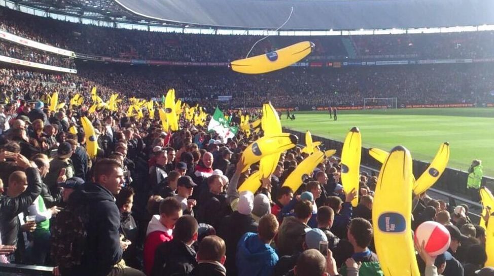 INCREDIBIL! Scene teribile la Feyenoord - AS Roma! Ultrasii au aruncat cu o banana gonflabila in teren! VIDEO_1