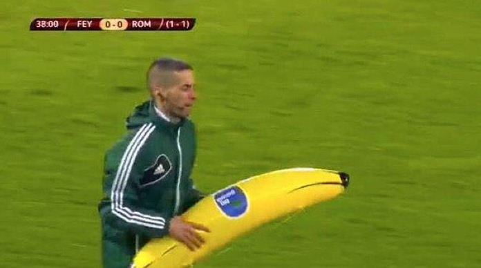 INCREDIBIL! Scene teribile la Feyenoord - AS Roma! Ultrasii au aruncat cu o banana gonflabila in teren! VIDEO_2