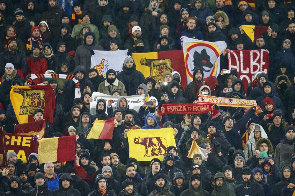 INCREDIBIL! Scene teribile la Feyenoord - AS Roma! Ultrasii au aruncat cu o banana gonflabila in teren! VIDEO_5