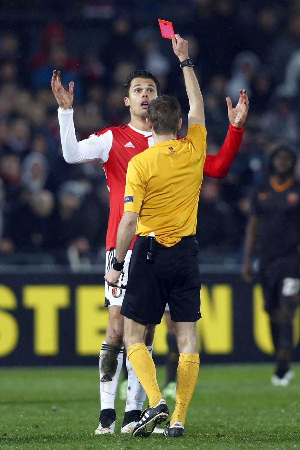 INCREDIBIL! Scene teribile la Feyenoord - AS Roma! Ultrasii au aruncat cu o banana gonflabila in teren! VIDEO_6