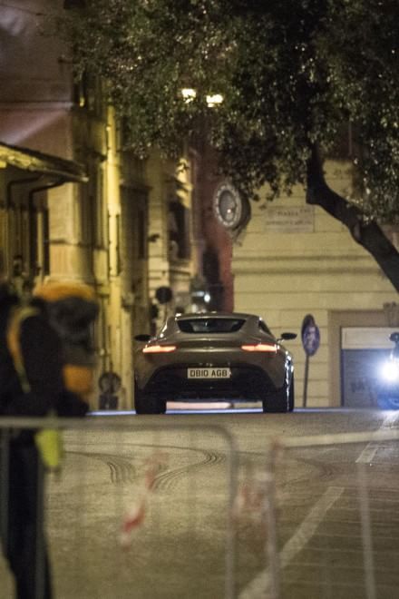 FOTO Bond si-a gasit rivalul: gropile din Roma! Actorul Daniel Craig, accidentat in timpul filmarilor pentru noul 007!_15