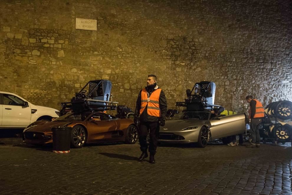 FOTO Bond si-a gasit rivalul: gropile din Roma! Actorul Daniel Craig, accidentat in timpul filmarilor pentru noul 007!_21