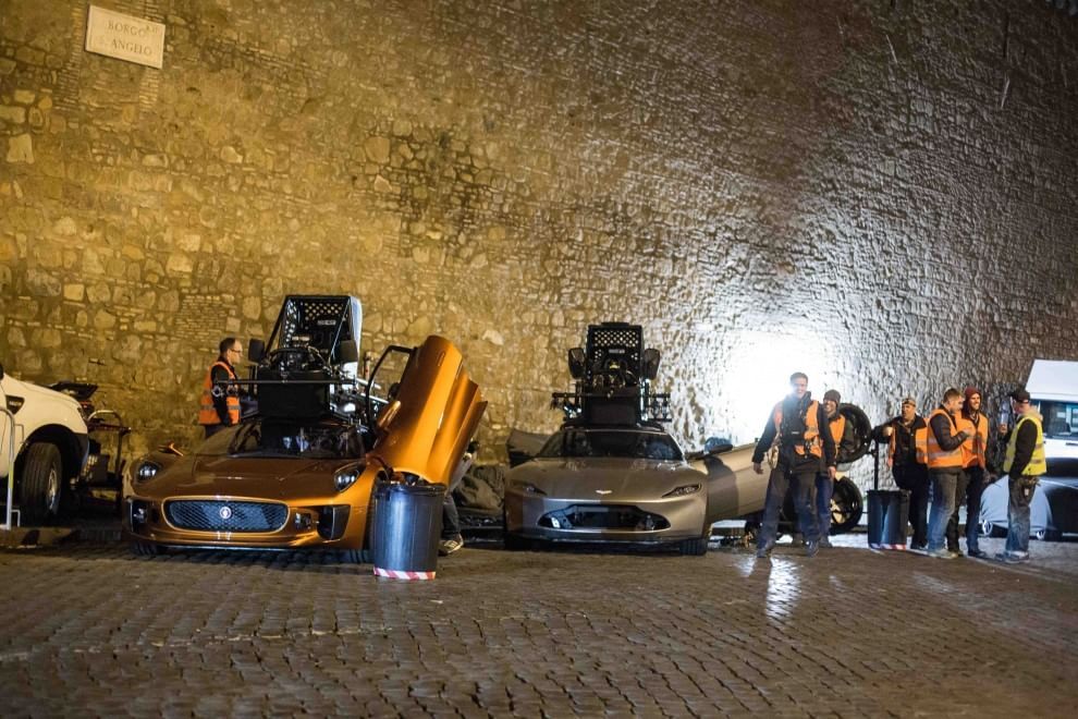 FOTO Bond si-a gasit rivalul: gropile din Roma! Actorul Daniel Craig, accidentat in timpul filmarilor pentru noul 007!_23