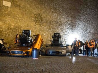 
	FOTO Bond si-a gasit rivalul: gropile din Roma! Actorul Daniel Craig, accidentat in timpul filmarilor pentru noul 007!
