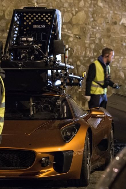 FOTO Bond si-a gasit rivalul: gropile din Roma! Actorul Daniel Craig, accidentat in timpul filmarilor pentru noul 007!_6