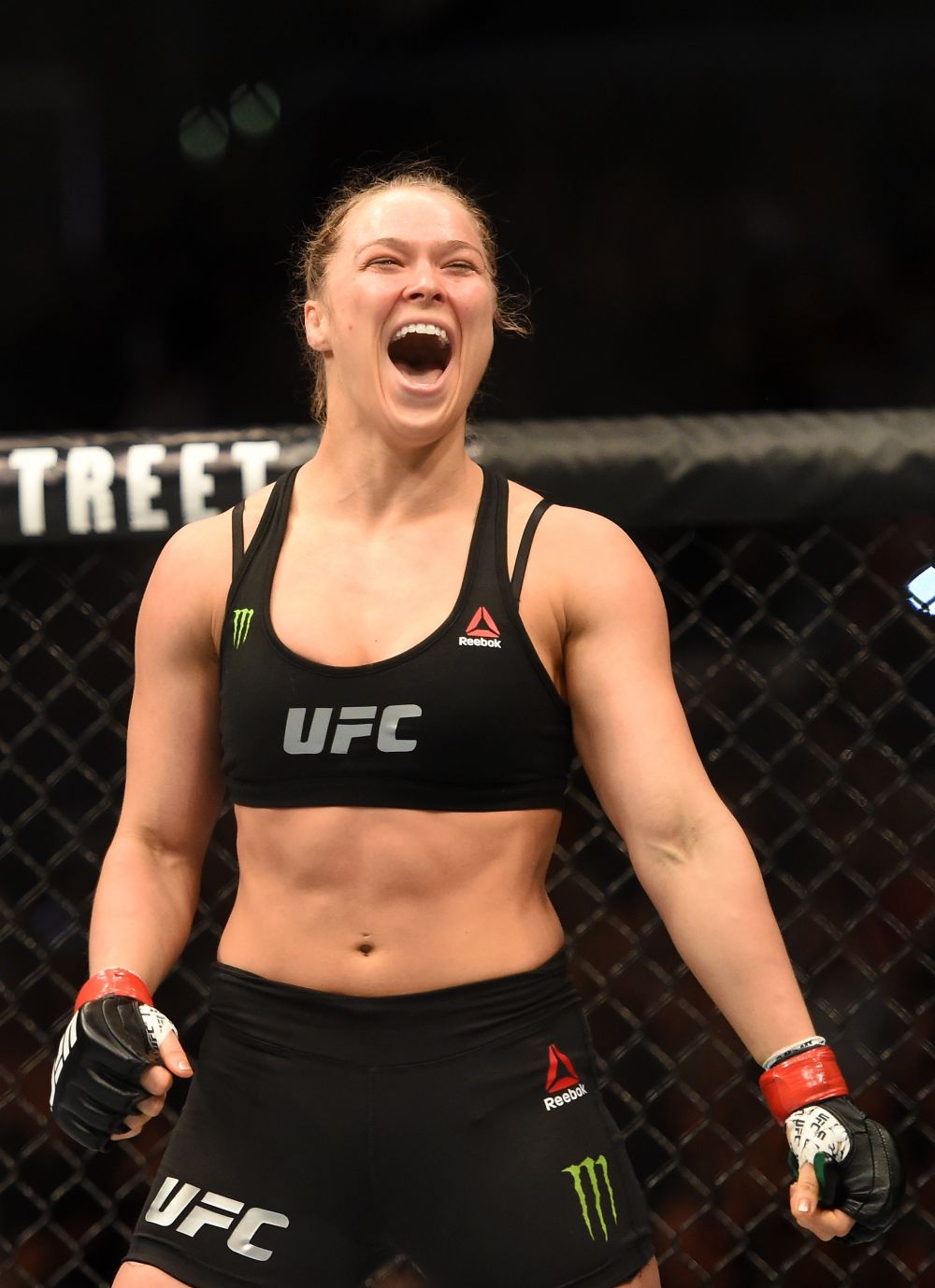 Submission FABULOS | Ronda Rousey, cea mai sexy luptatoare de MMA, a pulverizat-o pe Cat Zingano in 14 secunde_1