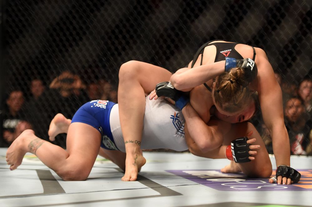 Submission FABULOS | Ronda Rousey, cea mai sexy luptatoare de MMA, a pulverizat-o pe Cat Zingano in 14 secunde_2