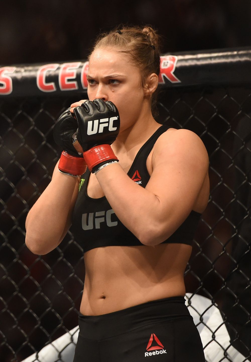 Submission FABULOS | Ronda Rousey, cea mai sexy luptatoare de MMA, a pulverizat-o pe Cat Zingano in 14 secunde_3
