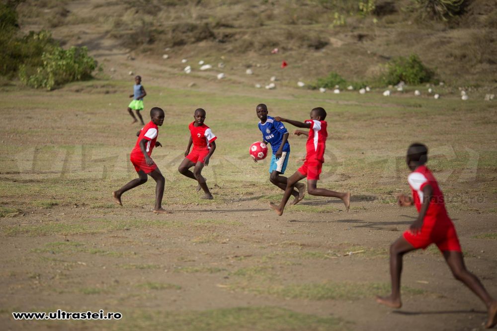 Gest superb al dinamovistilor! O echipa de copii din Kenya, imbracata din cap pana in picioare cu echipamentul lui Dinamo - FOTO_1