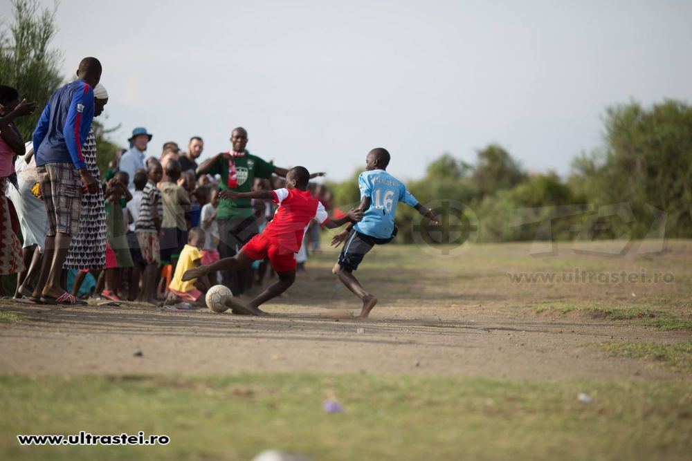 Gest superb al dinamovistilor! O echipa de copii din Kenya, imbracata din cap pana in picioare cu echipamentul lui Dinamo - FOTO_2