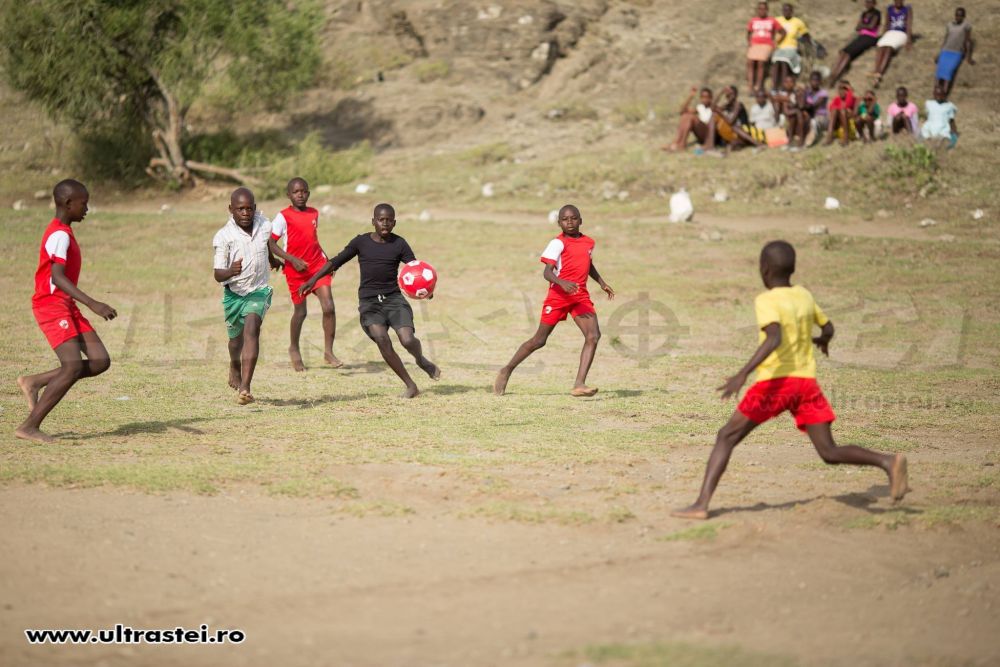 Gest superb al dinamovistilor! O echipa de copii din Kenya, imbracata din cap pana in picioare cu echipamentul lui Dinamo - FOTO_3