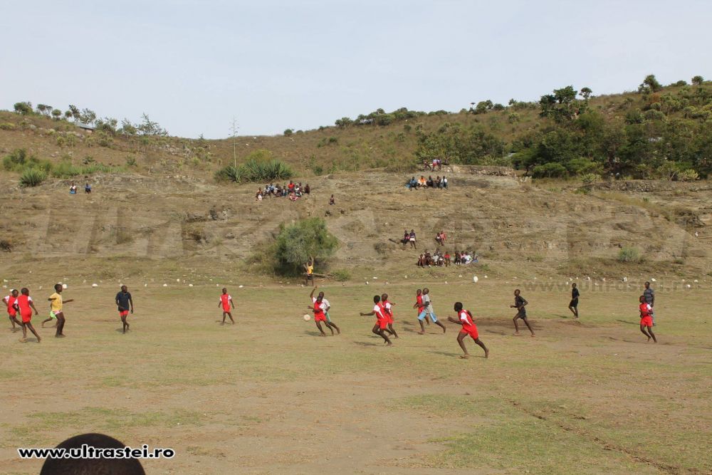 Gest superb al dinamovistilor! O echipa de copii din Kenya, imbracata din cap pana in picioare cu echipamentul lui Dinamo - FOTO_7