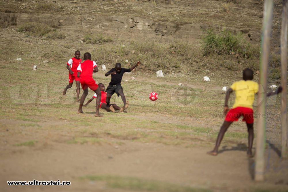 Gest superb al dinamovistilor! O echipa de copii din Kenya, imbracata din cap pana in picioare cu echipamentul lui Dinamo - FOTO_8