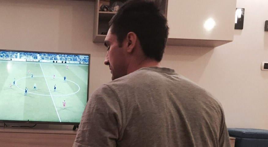 SUPER FOTO "Unele lucruri se invata cand esti mic" Tatarusanu joaca FIFA impreuna cu fiul sau de un an! _1