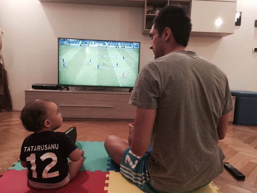SUPER FOTO "Unele lucruri se invata cand esti mic" Tatarusanu joaca FIFA impreuna cu fiul sau de un an! _2