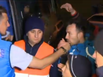 VIDEO Nebunie la Ploiesti! Un fan i-a pupat mana lui Tamas, Bourceanu injurat ca la la usa cortului la vestiare