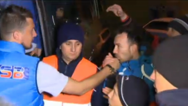 VIDEO Nebunie la Ploiesti! Un fan i-a pupat mana lui Tamas, Bourceanu injurat ca la la usa cortului la vestiare