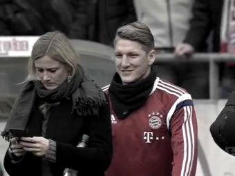 
	VIDEO Faza zilei in Germania! Jucatorii lui Bayern s-au amuzat teribil. Ce i-a facut Schweinsteiger unei prezentatoare TV
