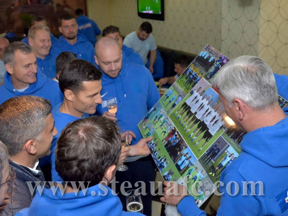 Galca a sarbatorit ziua de nastere alaturi de jucatori dupa 1-0 cu CFR Cluj! Ce cadou i-au facut jucatorii de ziua sa - FOTO_2