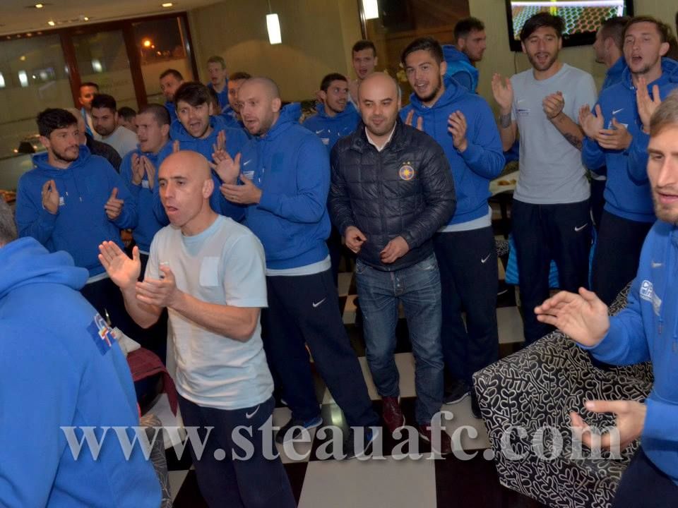 Galca a sarbatorit ziua de nastere alaturi de jucatori dupa 1-0 cu CFR Cluj! Ce cadou i-au facut jucatorii de ziua sa - FOTO_3