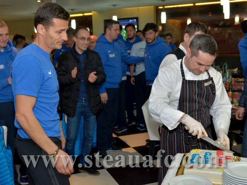 Galca a sarbatorit ziua de nastere alaturi de jucatori dupa 1-0 cu CFR Cluj! Ce cadou i-au facut jucatorii de ziua sa - FOTO_4