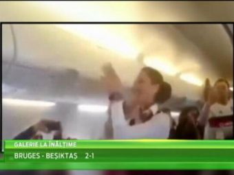 
	Cea mai nebuna stewardesa din lume! A fost sef de galerie pentru fanii lui Besiktas in drum spre Bruges: VIDEO
