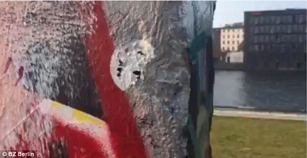 Kalou i-a scandalizat pe nemti: fostul jucator al lui Chelsea, filmat in timp ce "ciocanea" ramasitele Zidului Berlinului! Ce amenda va primi_4