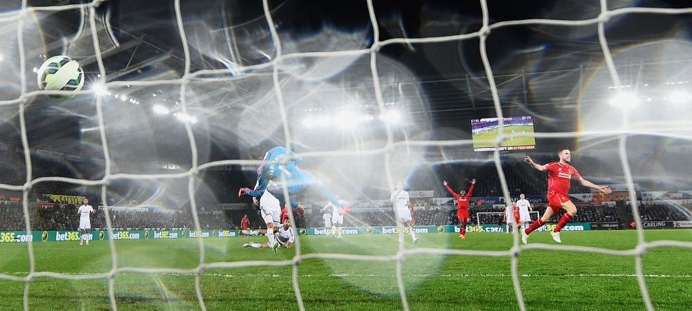 A UITAT ca incepe a doua repriza! :) Scena rara pe gazon, in timpul unui meci din Premier League! FOTO_1