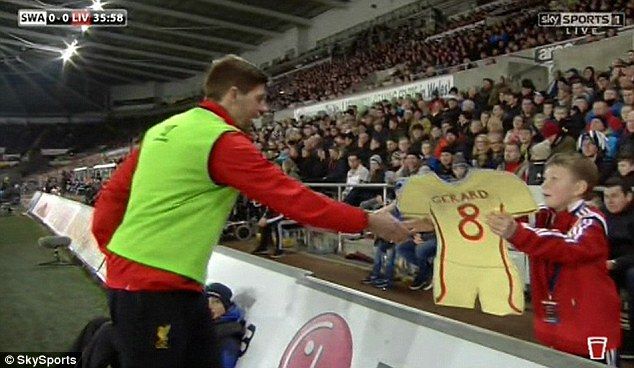 A fost atat de emotionat de gestul acestui copil, inca nu a sesizat ca i-a gresit numele :) Ce scria in loc de Gerrard. FOTO_1