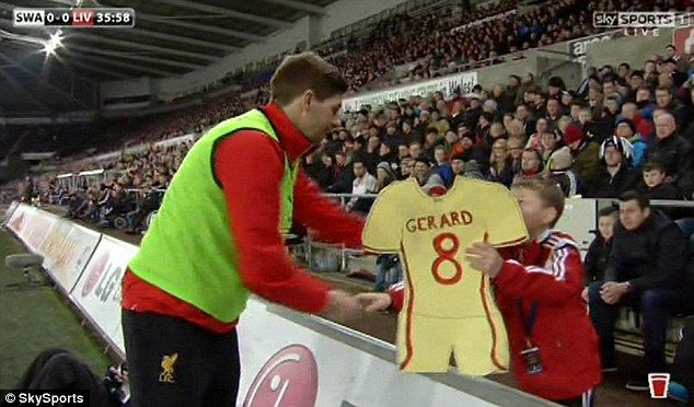 A fost atat de emotionat de gestul acestui copil, inca nu a sesizat ca i-a gresit numele :) Ce scria in loc de Gerrard. FOTO_2