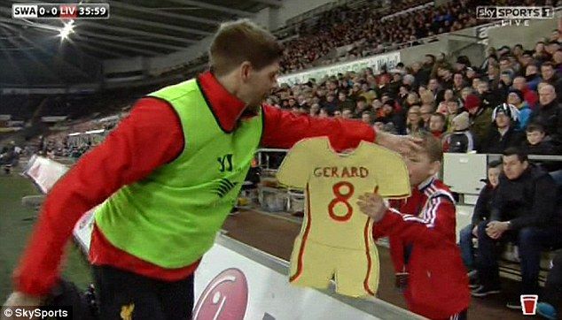 A fost atat de emotionat de gestul acestui copil, inca nu a sesizat ca i-a gresit numele :) Ce scria in loc de Gerrard. FOTO_3