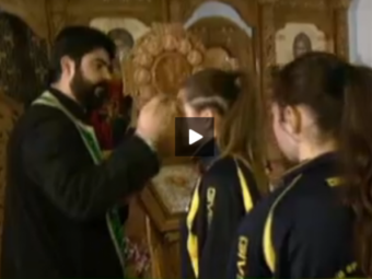 
	Mare ti-e gramada, Doamne... :) Un preot si un fost selectioner au pus pe picioare o echipa de fete la rugby! VIDEO

