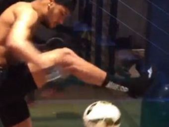 
	Ultima aroganta a lui Neymar catre Real. Ii bate si daca joaca in chiloti :) Cum s-a filmat jongland. VIDEO
