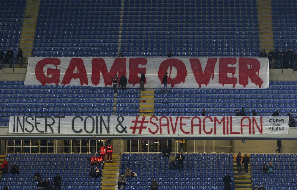 "GAME OVER! Insert coin & SAVE AC Milan" Ziua in care AC Milan a fost abandonata de fani. Imaginea aparuta la ultimul meci_1