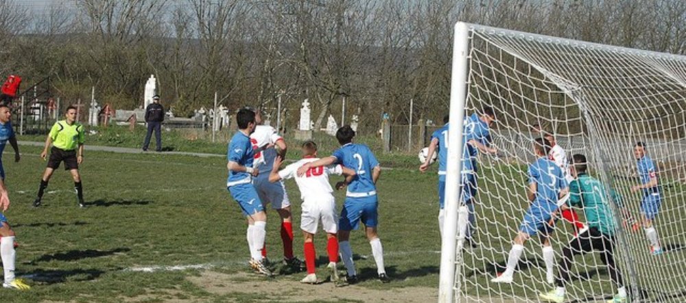Fotbal pe viata si pe... moarte. Imagini incredibile cu primul stadion din Romania unde tribuna e in CIMITIR_9