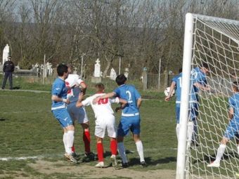 
	Fotbal pe viata si pe... moarte. Imagini incredibile cu primul stadion din Romania unde tribuna e in CIMITIR
