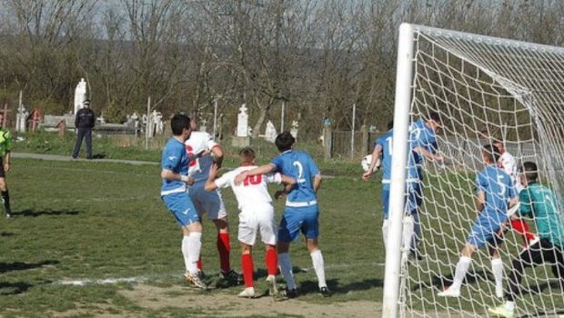 
	Fotbal pe viata si pe... moarte. Imagini incredibile cu primul stadion din Romania unde tribuna e in CIMITIR
