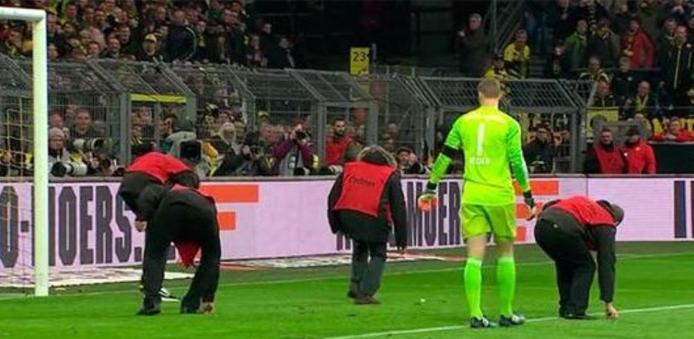 Gest scandalos facut de fanii lui Dortmund la meciul cu Bayern. Ce a gasit Neuer pe jos cand s-a apropiat de poarta. FOTO_2