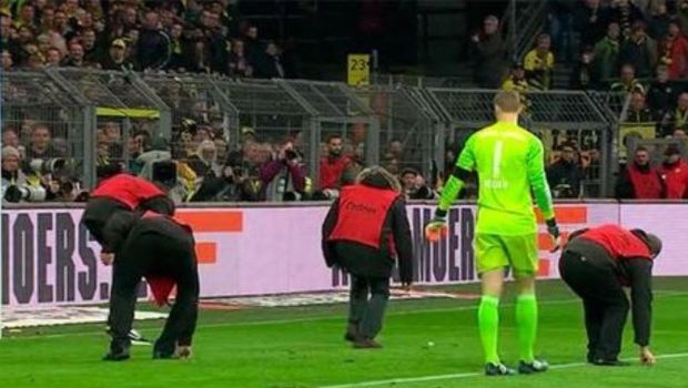 
	Gest scandalos facut de fanii lui Dortmund la meciul cu Bayern. Ce a gasit Neuer pe jos cand s-a apropiat de poarta. FOTO
