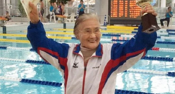 Cel mai bun timp la categoria 100-104 ani :) O femeie de 100 de ani a intrat in Cartea Recordurilor dupa ce a inotat 1500 de metri_2