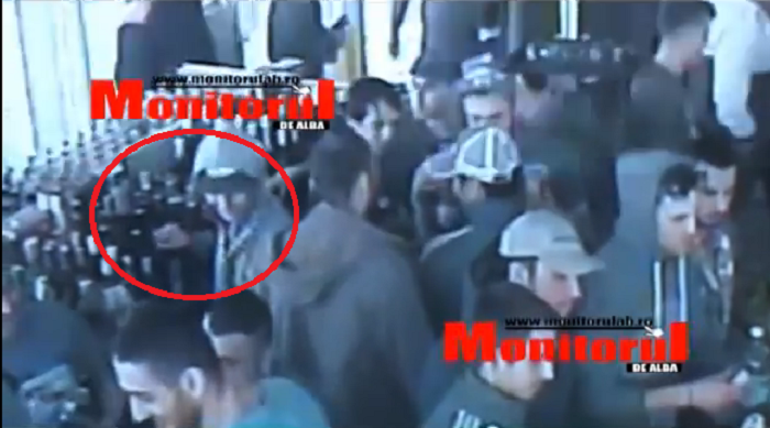 Imaginile rusinii! Suporteri rapidisti, filmati in timp ce vandalizau o benzinarie! Au furat tot ce le-a cazut in mana: VIDEO_1
