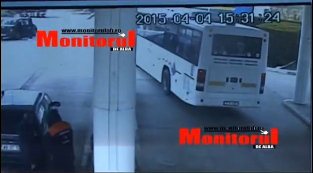 Imaginile rusinii! Suporteri rapidisti, filmati in timp ce vandalizau o benzinarie! Au furat tot ce le-a cazut in mana: VIDEO_2