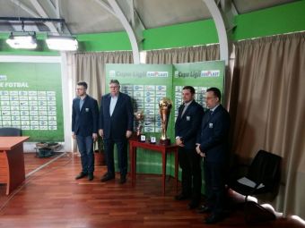 
	FOTO | Asa vor arata noile trofee primite de campioana Romaniei si de castigatoarea Ligii I! Gino Iorgulescu i-a pus pe ziaristi sa voteze
