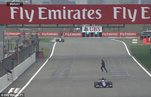 VIDEO: Incident incredibil in Formula 1! Un nebun a intrat pe circuit: "Dati-mi un monopost, vreau sa conduc!" Ce i s-a intamplat_1