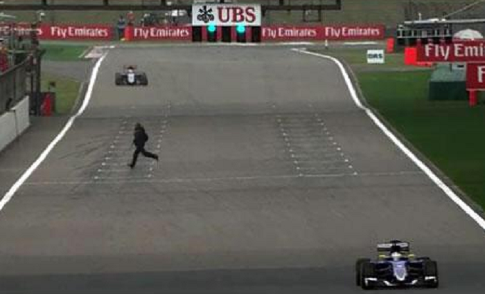 VIDEO: Incident incredibil in Formula 1! Un nebun a intrat pe circuit: "Dati-mi un monopost, vreau sa conduc!" Ce i s-a intamplat_2